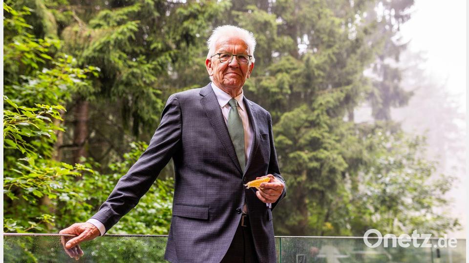 Er hat es in der Hand - Namensgeber Kretschmann mit Bärtierchen-Modell von „Ramazzottius kretschmanni“. Bild: Philipp von Ditfurth/dpa