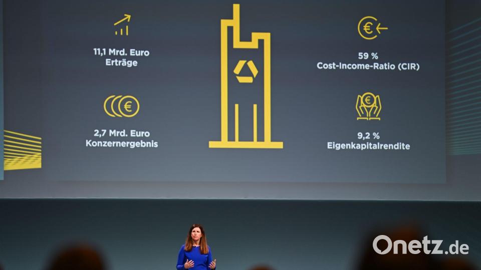 Commerzbank-Chefin Bettina Orlopp will Aktionärinnen und Aktionäre durch höhere Gewinn und steigende Ausschüttungen bei der Stange halten. (Archivbild) Bild: Arne Dedert/dpa