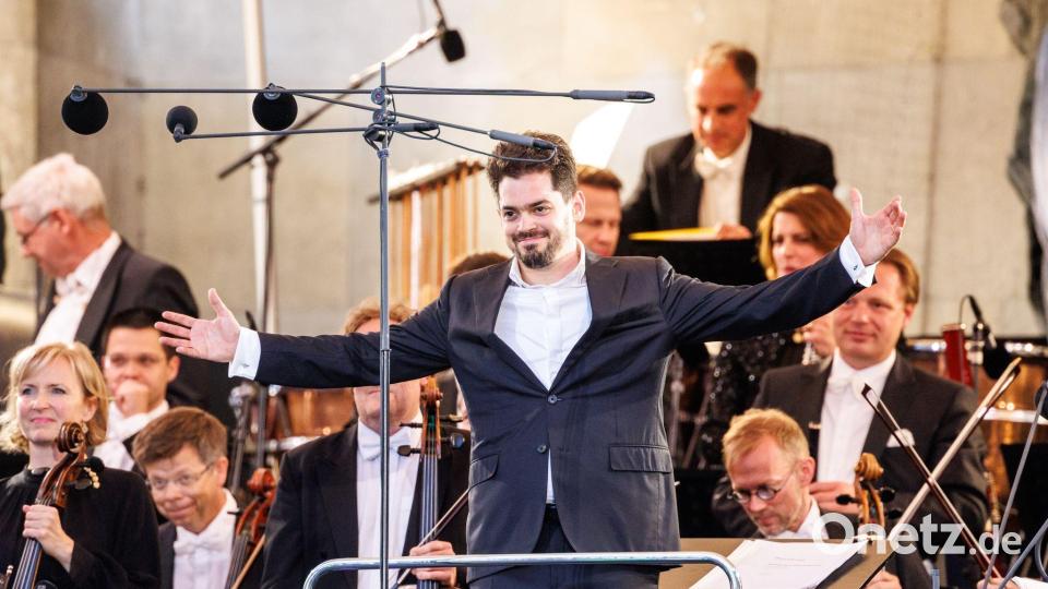 Shani mit seinem künftigen Orchester bei „Klassik am Odeonsplatz“. (Archivbild) Bild: Matthias Balk/dpa