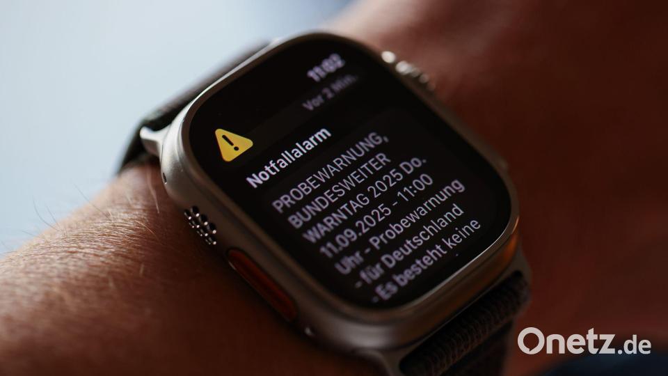 Wenn jemand eine WarnApp installiert hat, bekommt er per Mobilfunk gleich zweimal einen Hinweis auf den Probealarm - per Cell Broadcast und über die App. Bild: Rolf Vennenbernd/dpa