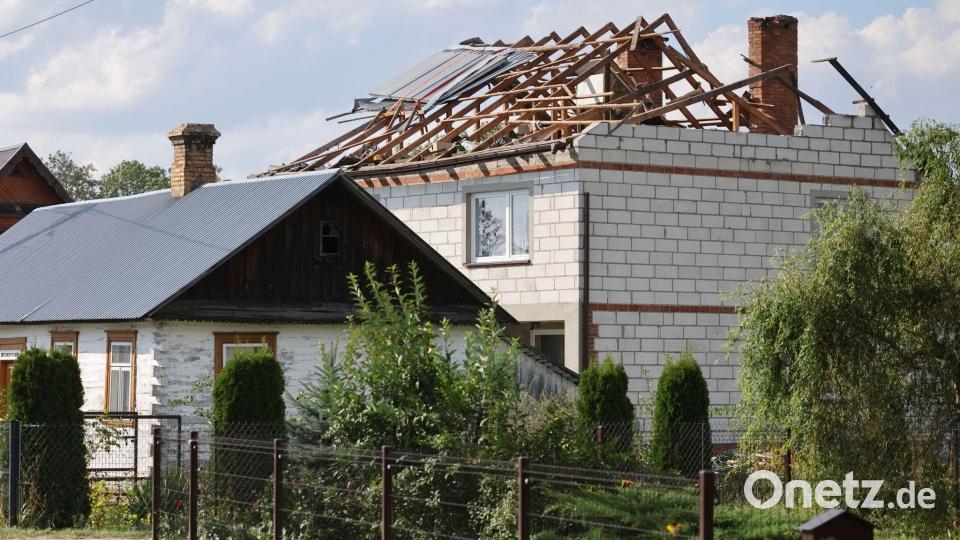 Ein zerstörtes Hausdach, nachdem russische Drohnen während eines Angriffs auf die Ukraine den polnischen Luftraum verletzt haben. (Archivbild) Bild: STR/AP/dpa