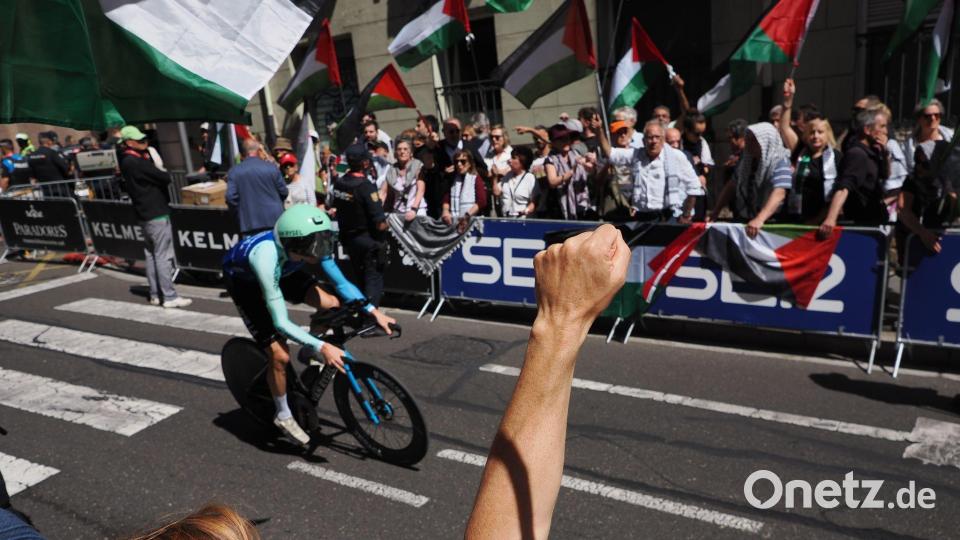 Auch auf der 18. Etappe der Vuelta á España waren propalästinensische Demonstranten zu sehen. Bild: Photogenic/Claudia Alba/EUROPA PRESS/dpa