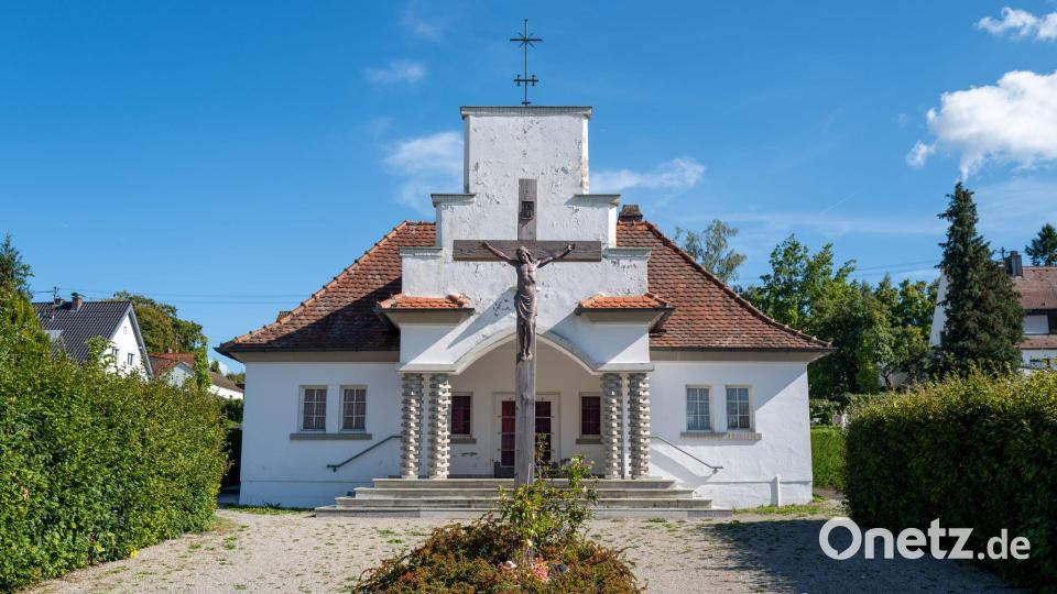 Beim diesjährigen Denkmalschutztag ist die Aussegnungshalle im Neusäßer Ortsteil Steppach möglicherweise das letzte Mal geöffnet. Die Stadt Neusäß will die Halle abreißen lassen und ein neues Friedhofsgebäude errichten. (Archivbild) Bild: Ulf Vogler/-/dpa