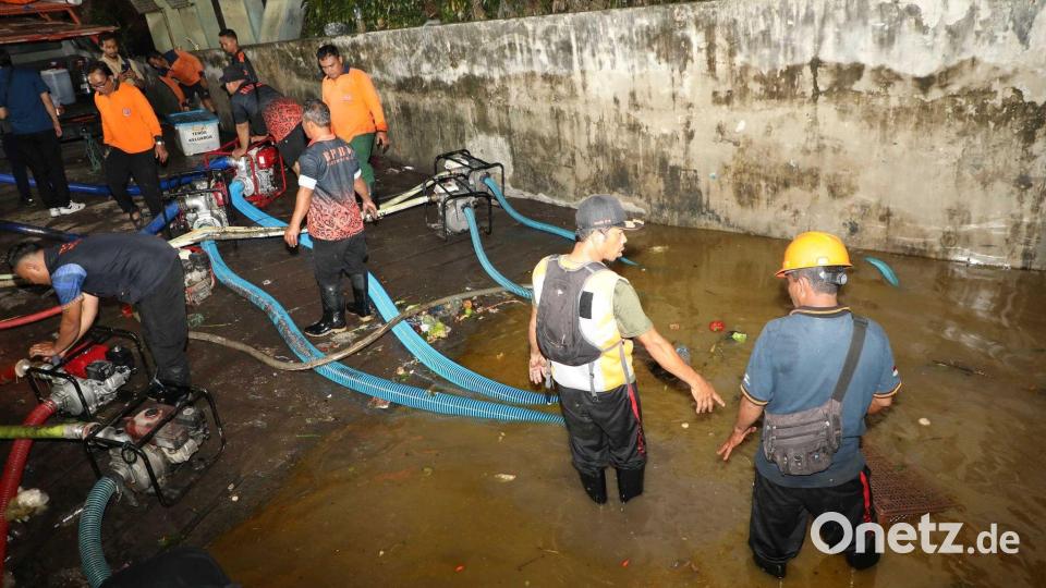 Viele Straßen in der Hauptstadt Denpasar wurden überschwemmt. Bild: Uncredited/National Disaster Management Agency/dpa