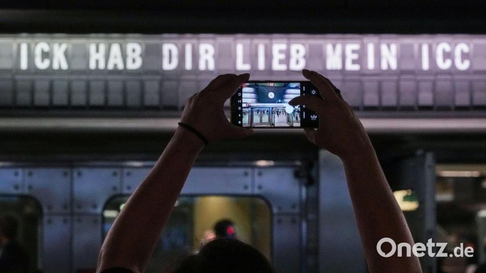 Eine Frau fotografiert während der Veranstaltung "49h ICC“ am Eingang Neue Kantstrasse den Schriftzug „Ick hab Dir lieb mein ICC“. Bild: Soeren Stache/dpa