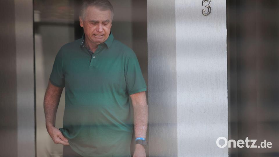 Brasiliens ehemaliger Präsident Jair Bolsonaro steht am Eingang seines Hauses, in dem er unter Hausarrest steht. Bild: Luis Nova/AP/dpa