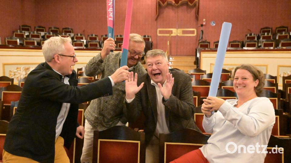 Kulturreferent Dr. Fabian Kern, Bürgermeister Martin J. Preuß, Wirtschaftsförderungsgesellschaft Amberg-Geschäftsführer Karlheinz Brandelik und stellvertretende Kulturamtsleiterin Barbara Hauck bei der Programmvorstellung zur 13. Amberger Lachnacht am 15. Oktober im Stadttheater Amberg. Bild: Simon Hauck, Stadt Amberg