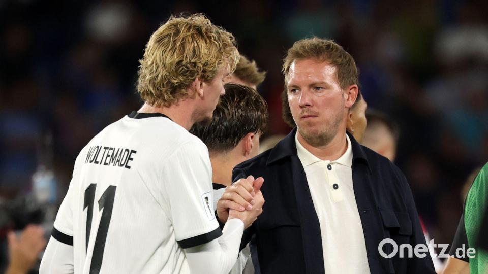 Gemeinsam zur WM 2026? Nick Woltemade (l.) und Bundestrainer Julian Nagelsmann. (Archivbild) Bild: Christian Charisius/dpa