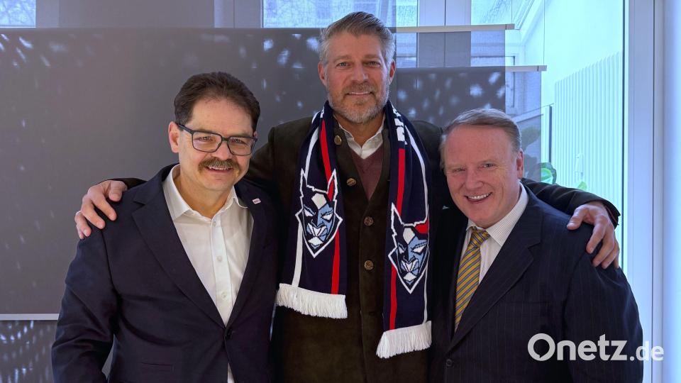 Die neuen Investoren Dave Laskey (Mitte) und Stephen Seeger (rechts) nach der Vertragsunterschrift mit dem Geschäftsführer der Spielbetriebs GmbH Franz Vodermeier. Archivbild: Christian Kaminsky