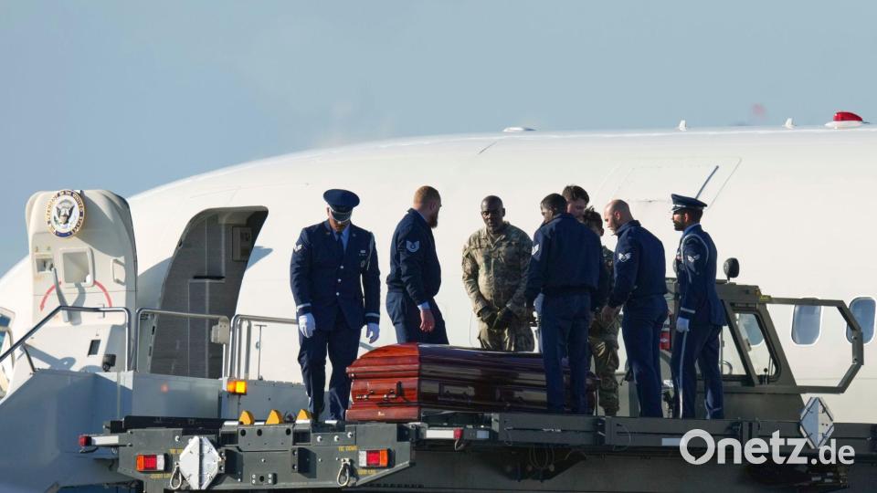 Der Leichnam wurde überführt. Bild: Ross D. Franklin/AP/dpa
