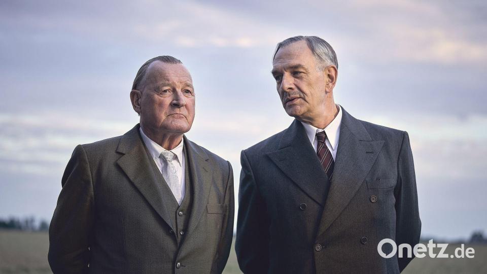 Die beiden Staatsmänner Adenauer (Burghart Klaußner, l) und de Gaulle (Jean-Yves Berteloot). Bild: Frank Dicks/ZDF/dpa