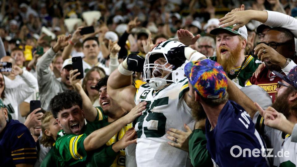 Tucker Kraft lässt sich nach einem Touchdown von den Fans feiern. Bild: Matt Ludtke/AP/dpa