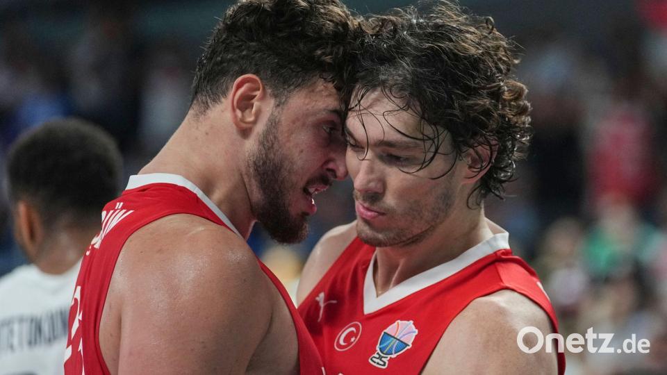 Der türkische NBA-Star Alperen Sengun (l) fordert im EM-Finale die deutschen Basketballer. Bild: Sergei Grits/AP/dpa