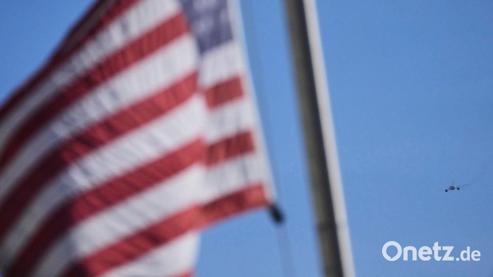 Die Air Force Two hebt mit dem Leichnam von Charlie Kirk, dem CEO und Mitbegründer von Turning Point USA, der erschossen wurde, vom Salt Lake City International Airport ab. Bild: Lindsey Wasson/AP/dpa