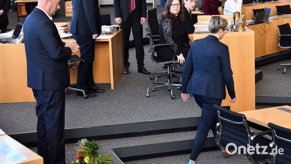 Die damalige Linke-Fraktionschefin Susanne Hennig-Wellsow warf Thomas Kemmerich (damals FDP) einen Blumenstrauß vor die Füße, nachdem er sich mit AfD-Stimmen zum Ministerpräsidenten hat wählen lassen. (Archivbild) Bild: Martin Schutt/dpa-Zentralbild/dpa