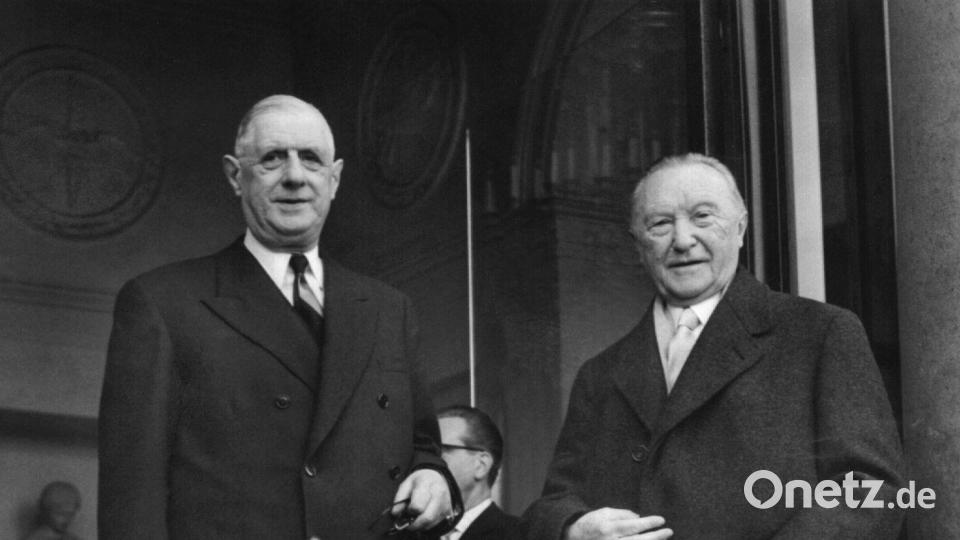 Der französische Staatspräsident Charles de Gaulle posiert mit dem deutschen Bundeskanzler Konrad Adenauer. Bild: picture-alliance / dpa