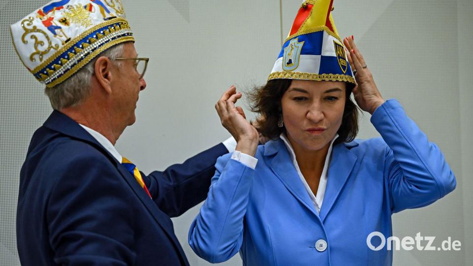 Die Karnevalisten würdigten vor allem den Humor der Bundesforschungsministerin. Bild: Helena Dolderer/dpa