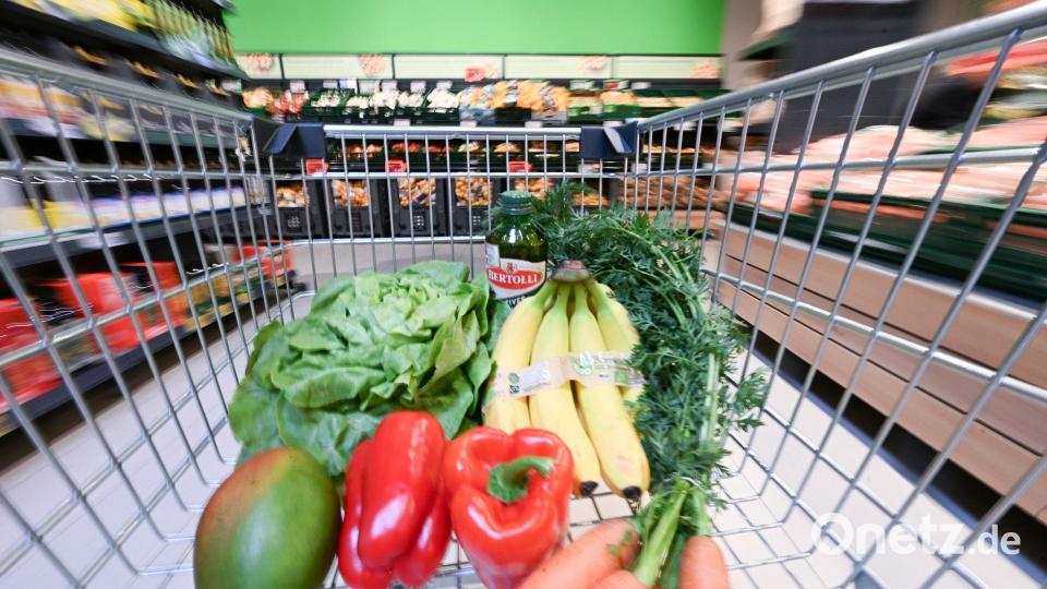 Obst teurer - Gemüse günstiger: Für Nahrungsmittel mussten die Menschen hierzulande nach Berechnungen des Statistischen Bundesamtes im August 2,5 Prozent mehr zahlen als ein Jahr zuvor. (Archivbild) Bild: Bernd Weißbrod/dpa