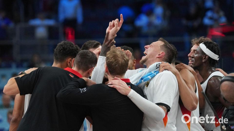 Gemeinsamer Jubel der Basketballer nach dem Finaleinzug. Bild: Sergei Grits/AP/dpa