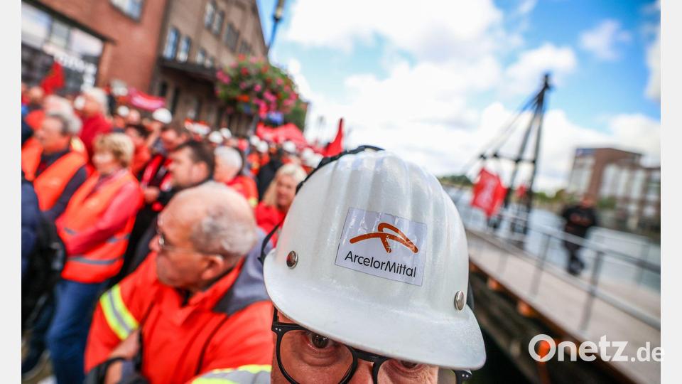 Die Beschäftigten von Arcelormittal in Duisburg haben im Innenhafen für den Erhalt ihrer Arbeitsplätze demonstriert. Das Unternehmen hatte im Juni seine Investitionspläne für das Duisburger Werk auf Eis gelegt. Bild: Christoph Reichwein/dpa