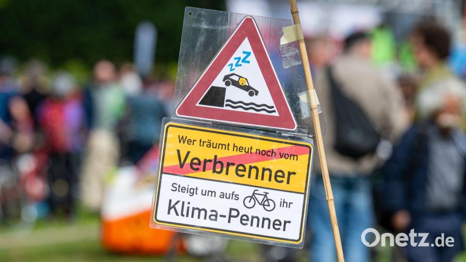 Die Teilnehmerinnen und Teilnehmer demonstrieren gegen die Fortsetzung der IAA Mobility. Bild: Armin Weigel/dpa
