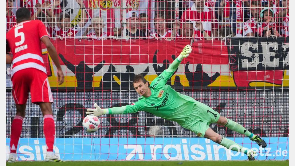 Union-Keeper Rönnow ahnt beim Elfmeter die richtige Ecke. Bild: Soeren Stache/dpa