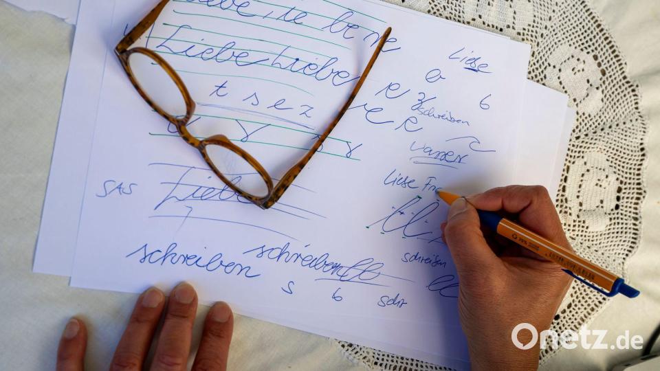Beispiele für verschiedene Schriften, die an den Schulen gelehrt werden (Archivbild). Bild: Peter Kneffel/dpa