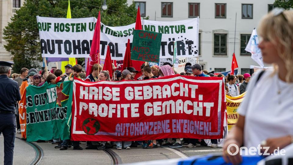 „Krise gebracht, Profite gemacht“ steht unter anderem auf den Bannern der Aktivistinnen und Aktivisten. Bild: Armin Weigel/dpa