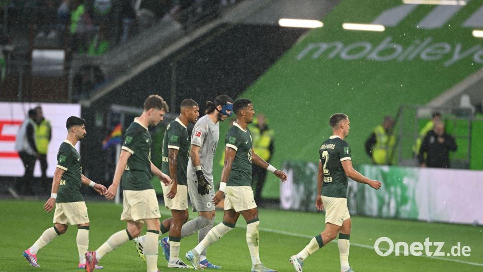 Die Partie von Wolfsburg gegen Köln musste wegen eines Unwetters unterbrochen werden Bild: dpa