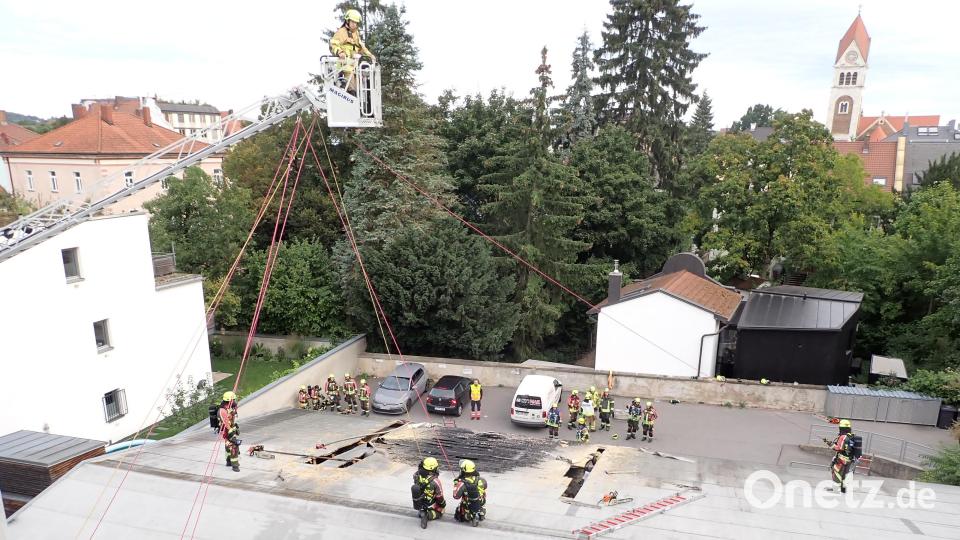Mehrere Feuerwehren der Stadt Regensburg bekämpften am Samstagmorgen ein Feuer im Nebengebäude einer Firma. Bild: Berufsfeuerwehr Regensburg