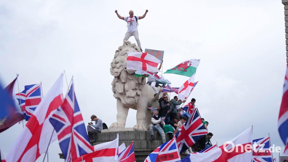 Es war sowohl der Union Jack - für Großbritannien - als auch die englische Fahne, bekannt von Fußball-Turnieren, zu sehen. Bild: Joanna Chan/AP/dpa