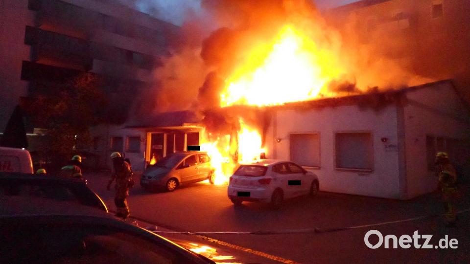 Mehrere Feuerwehren der Stadt Regensburg bekämpften am Samstagmorgen ein Feuer im Nebengebäude einer Firma. Bild: Berufsfeuerwehr Regensburg