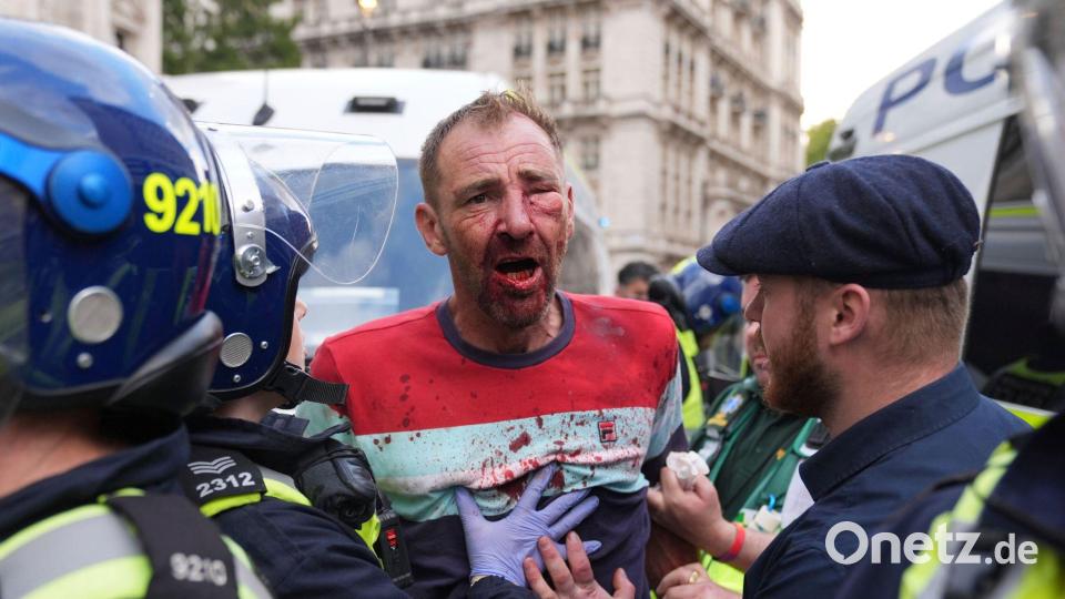 An mehreren Stellen kam es zu Zusammenstößen mit der Polizei. Bild: Lucy North/PA Wire/dpa