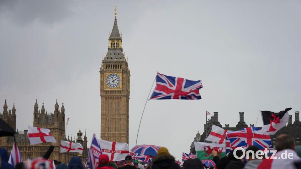 Angeführt und organisiert wurde die rechte Großdemo von dem bekannten britischen Rechtsextremisten Tommy Robinson. Bild: Joanna Chan/AP/dpa
