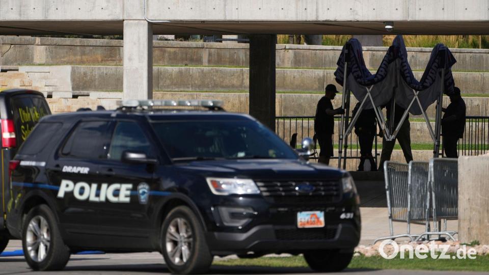 Kirk bei Schussattacke getötet - Einsatzkräfte räumen den Tatort auf dem Campus der Utah Valley University Bild: Lindsey Wasson/AP/dpa