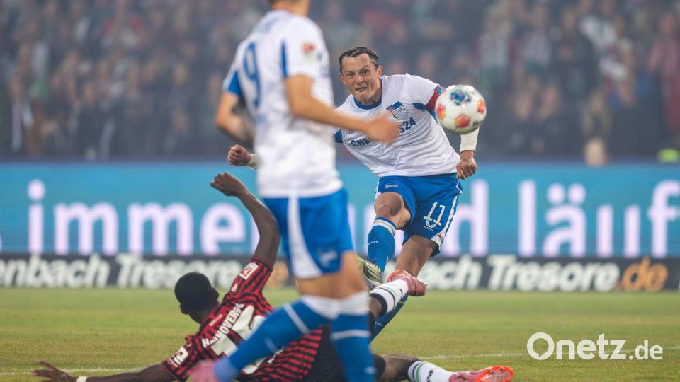 Herthas Topstar Reese schießt aus der Distanz aufs Tor. Bild: David Inderlied/dpa