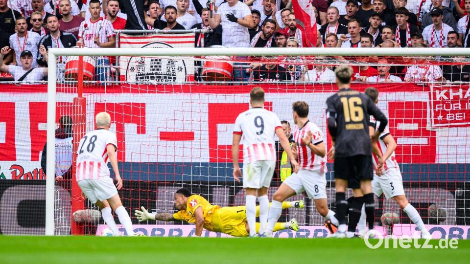 Per Hacke erzielte Ermedin Demirovic (verdeckt) das 1:0 der Schwaben. Bild: Tom Weller/dpa