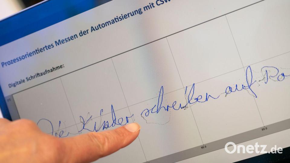 Die Stifte von Kindern, die Schreibschrift schreiben, legen in der Luft oft sehr viel längere Wege zurück als die Stifte von Druckschrift schreibenden Kindern (Archivbild). Bild: Peter Kneffel/dpa