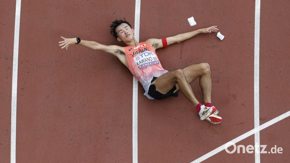 Leichtathletik Weltmeisterschaft in Tokio  - Geher Masartora Kawando aus Japan bricht nach dem Überqueren der Ziellinie zusammen Bild: ---/kyodo/dpa