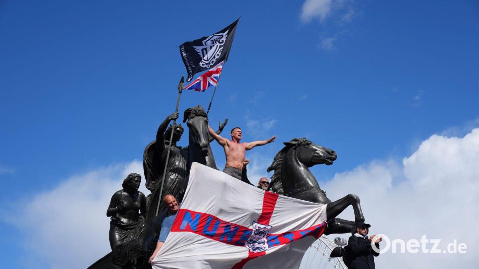Mehr als 100.000 Menschen folgten dem Aufruf des Rechtsextremisten Tommy Robinson. Bild: Joanna Chan/AP/dpa
