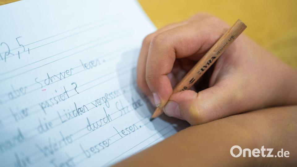 Sobald sie es dürfen, fallen viele Kinder wieder auf die Druckschrift zurück (Symbolbild). Bild: Mohssen Assanimoghaddam/dpa