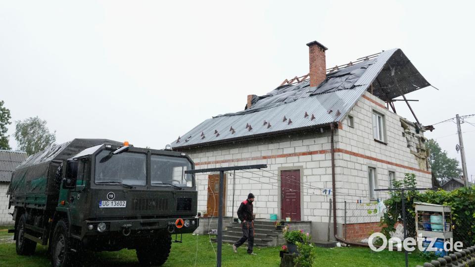 Ein Mann geht an einem beschädigten Haus vorbei, nachdem russische Drohnen den polnischen Luftraum verletzt haben. (Archivbild) Bild: Czarek Sokolowski/AP/dpa