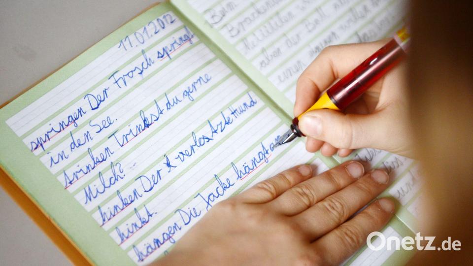 Viele Kinder verwirrt es, dass sie jeden Buchstaben in vier Ausführungen lernen: klein und groß, Druck- und Schreibschrift (Archivbild). Bild: Jens Kalaene/dpa-Zentralbild/dpa