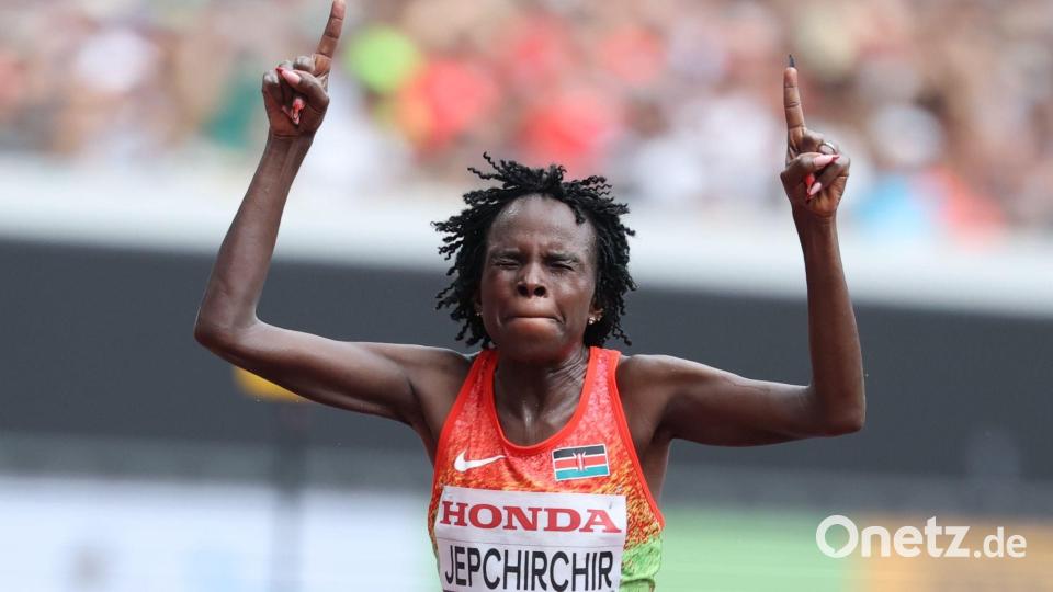 Leichtathletik Weltmeisterschaft in Tokio - Peres Jepchirchir aus Kenia jubelt nach dem Sieg im Marathon Bild: Oliver Weiken/dpa