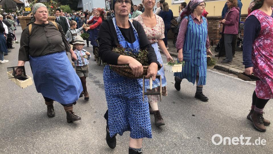 Beim Erntedankumzug waren viele auf den Beinen. Bild: wro