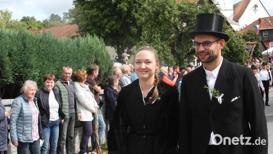 Der Bräutigam trug einen Zylinder, die Braut - wie es damals üblich war - ein schwarzes Kleid. Bild: wro