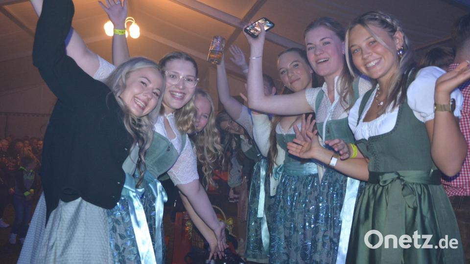 Die zehn Festdamen der FFW Groschlattengrün waren die ersten, die die Bänke am Samstagabend erklommen und kräftig mitfeierten. Bild: jr