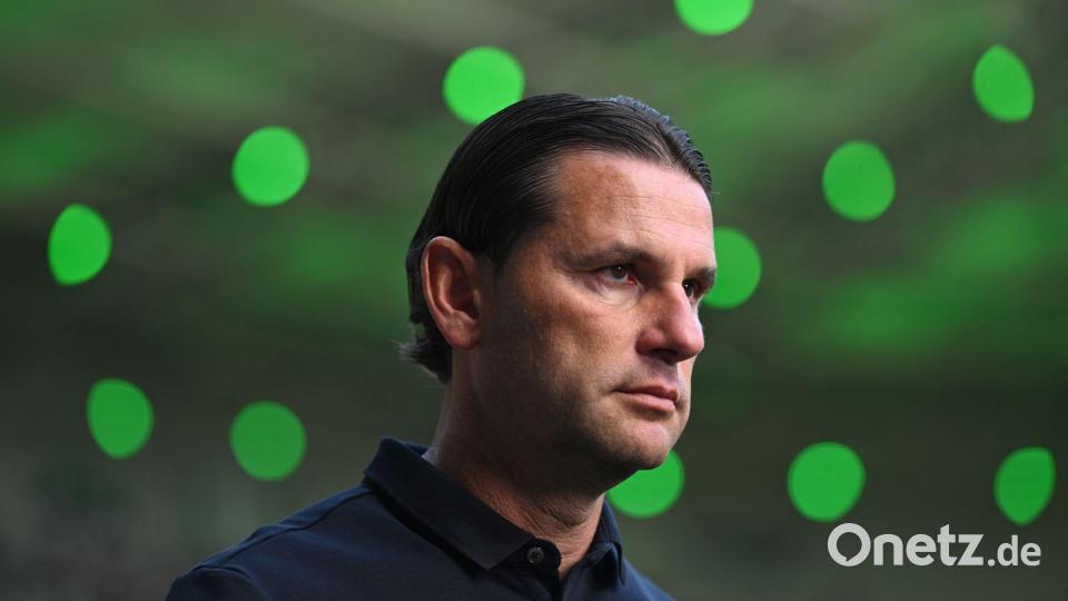 Pfiffe gegen Gerardo Seoane: Der Gladbach-Coach steht unter Druck Bild: Fabian Strauch/dpa