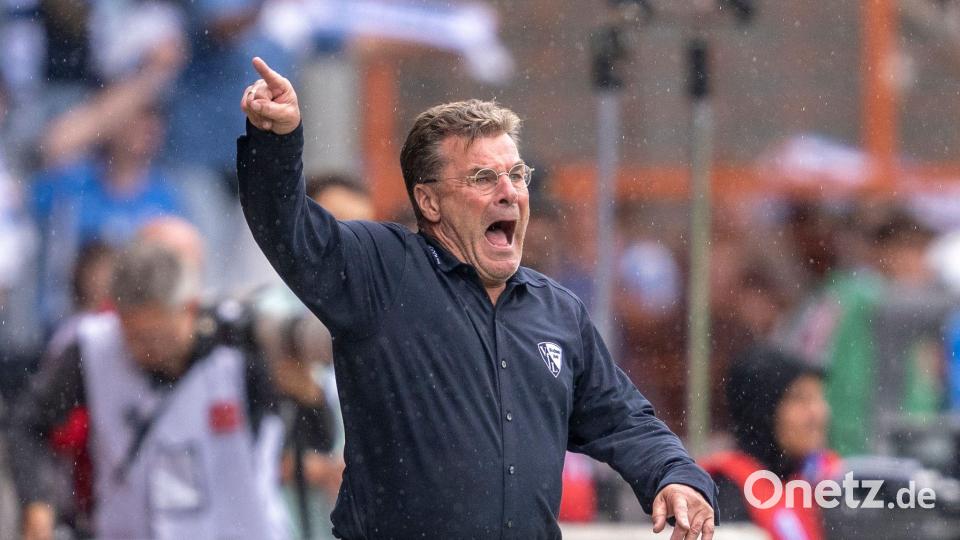 Auch in Bochum spitzt sich die Lage zu: Dieter Hecking bei der Niederlage in Paderborn. Bild: David Inderlied/dpa