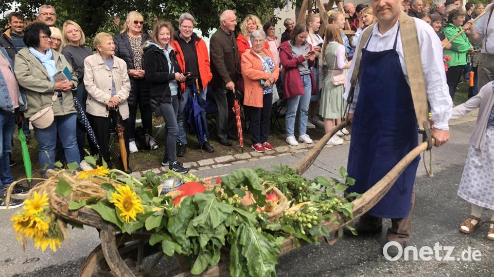 Weil in Kastl Erntedankfest gefeiert wurde, durfte auch der alte Schubkarren seinen Dienst verrichten. Bild: wro